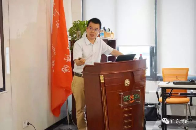 金陵力聯思有限公司工程師徐秀華講解《樹脂、膠衣產品知識及應用》